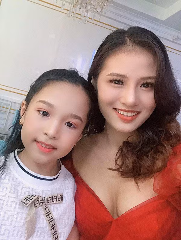Hình ảnh cô giáo xinh đẹp đang tận tuỵ với nghề ngay lập tức trở thành đề tài bàn tán, được nhiều người chú ý và muốn biết danh tính của cô. Được biết, cô giáo xinh đẹp trong loạt ảnh có tên là Hồng Vân, sinh năm 1996 và hiện đang sinh sống và làm việc tại Hà Nội.