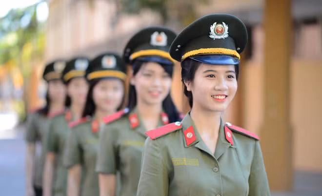 Sở hữu gương mặt xinh xắn và nụ cười duyên, Nguyễn Trần Linh Chi (23 tuổi, quê Hà Tĩnh) từng giành giải nhất cuộc thi Hoa khôi sân cỏ C500 năm 2017. “Bông hồng” của Học viện An ninh Nhân dân khiến nhiều người ngưỡng mộ vì học giỏi và thành thạo 2 ngoại ngữ gồm Anh, Trung.