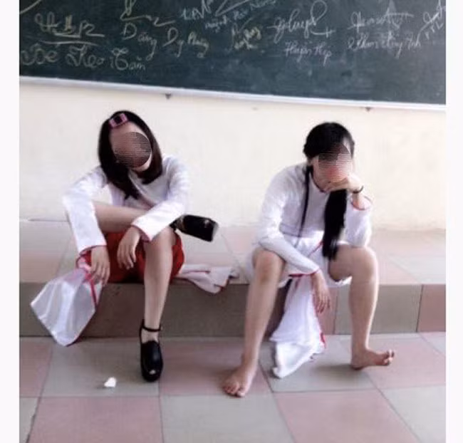 Trước những bức ảnh mặc áo dài chẳng giống ai của loạt nữ sinh, cư dân mạng đã từng thẳng thừng lên án các bạn trẻ đang thiếu tôn trọng đối với trang phục truyền thống