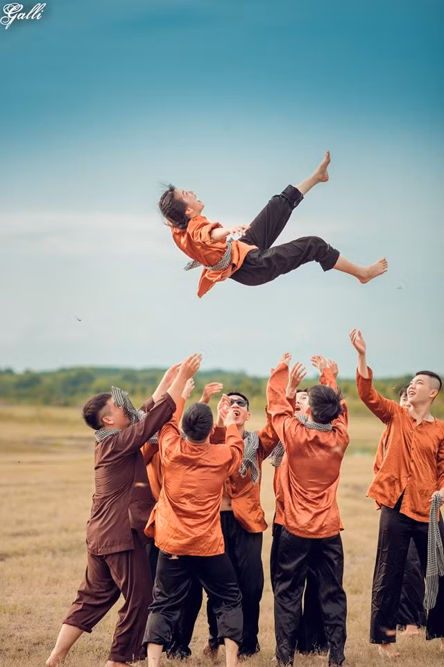 Để có được những bức ảnh kỷ yếu để đời, các cô cậu học trò luôn nghĩ ra nhiều trò chơi hay cách tạo dáng "bá đạo" lưu lại khoảnh khắc đáng nhớ của quãng đời học sinh, sinh viên.