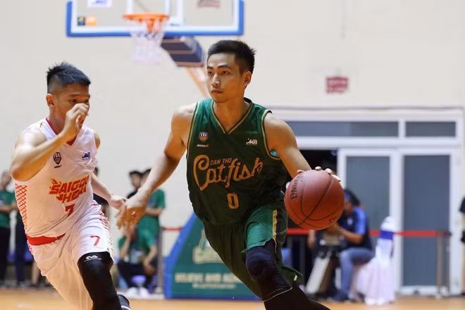 Học vấn của hot boy bóng rổ không phải dạng vừa đâu. Anh chàng tốt nghiệp cử nhân kinh tế tại Anh, thạc sỹ ngành báo chí.