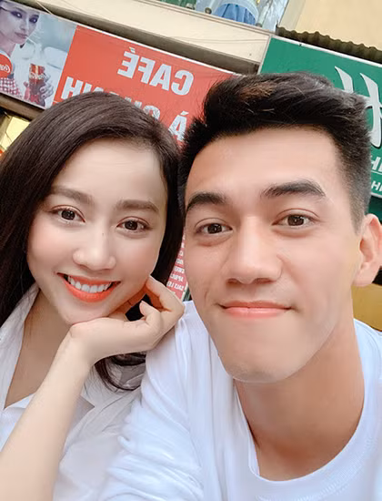 "Anh chị đẹp đôi quá, không hề giống mối tình chị em, trông hợp ý lắm", "Mong anh chị sớm thông báo tin vui đến mọi người" - Người hôm mộ rần rần bình luận.