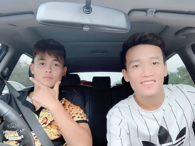 Đức Chiến và Hoàng Đức thường xuyên chia sẻ hình ảnh chụp chung, biết đâu "lửa gần rơm lâu ngày cũng bén", tuyển Việt Nam lại có một cặp đôi hot boy thì sao?