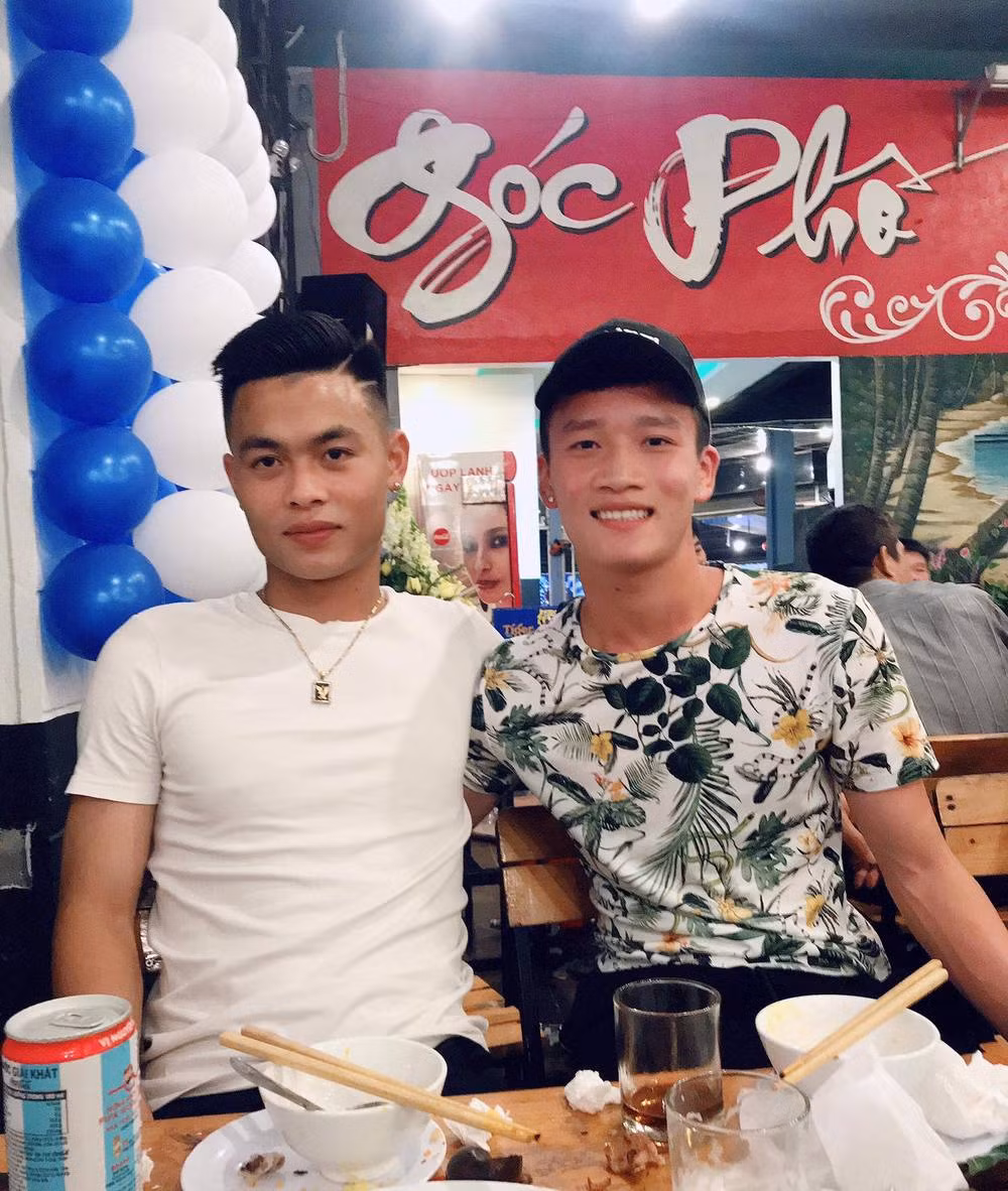 Cùng chơi cho CLB Viettel và cùng là những nhân tố vô cùng quan trọng để U22 Việt Nam giành được HCV SEA Games 30, cặp đôi Đức Chiến - Hoàng Đức còn được fan chú ý vì thương xuyên có những hành động "tình bể bình" dành cho nhau.