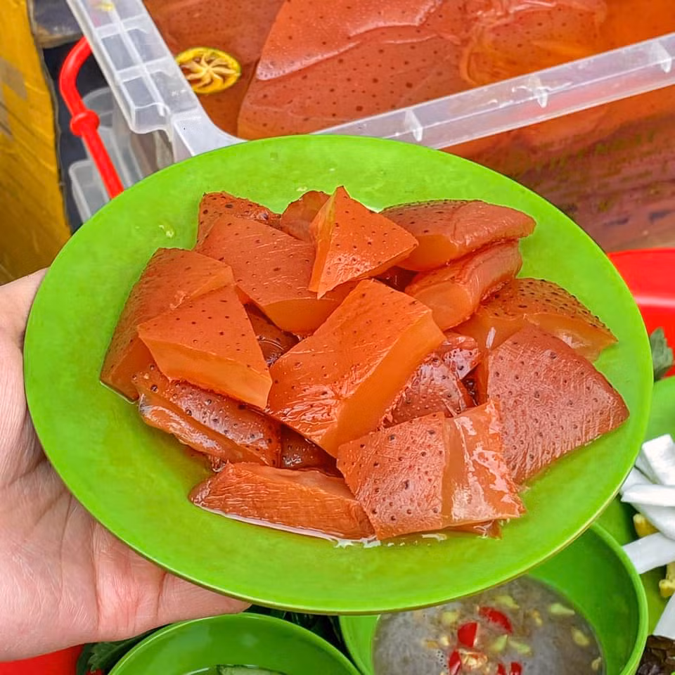 Khi ăn sứa đỏ, người bán sẽ kèm theo rau thơm và mắm tôm, cùng với ít dưa góp.