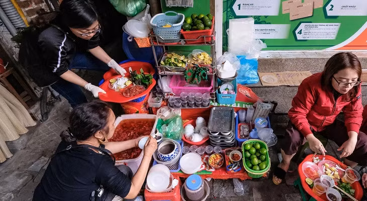 Những năm gần đây, món được đỏ bỗng nhiên nổi rần rần trên các diễn đàn review đồ ăn. Nhiều người tìm đến món ăn này vì tò mò, nhưng nhiều người ghiền món này tới nỗi mùa hè du lịch Hải Phòng nhất định phải tìm cho bằng được quán sứa đỏ ngon để “ăn cho đã cái nư”.
