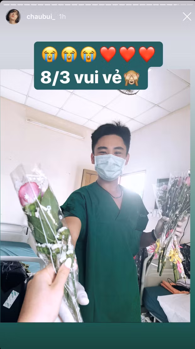 Ngày 8/3, Châu Bùi khoe kỷ được các y, bác sĩ trong khu cách ly tặng hoa, đây sẽ là ngày quốc tế phụ nữ đặc biệt nhất trong cuộc đời cô nàng.