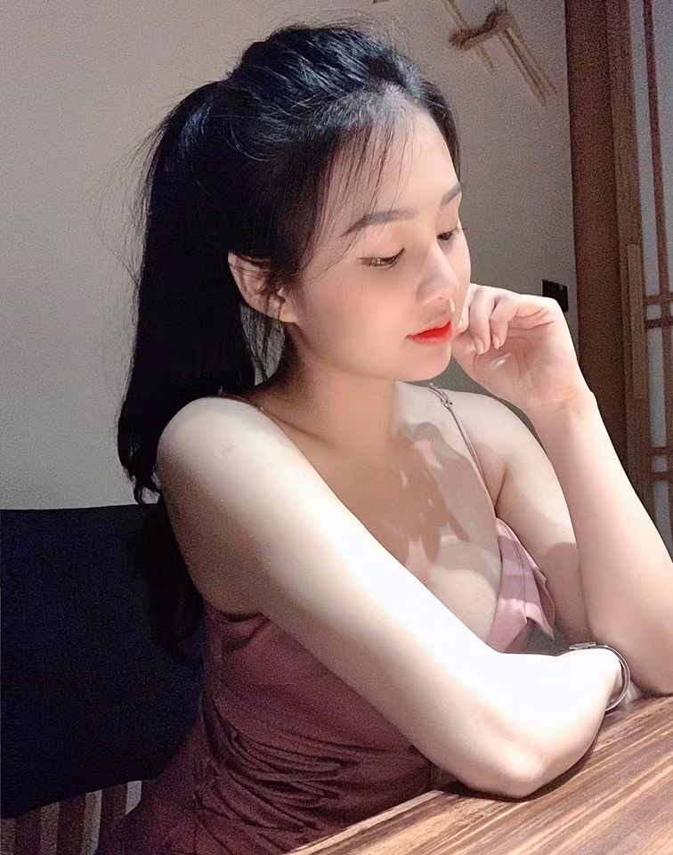 Cô giáo trẻ này sở hữu mái tóc đen dài, gương mặt nhỏ với các đường nét khả ái.