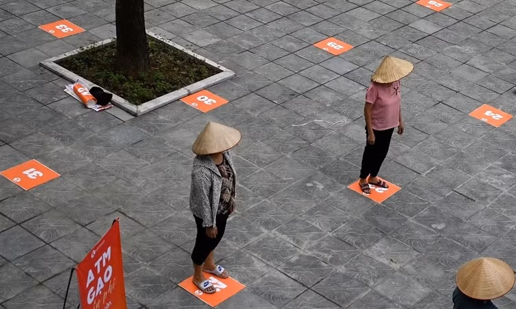 Nhiều nơi thực hiện đánh số, yêu cầu mọi người tuân thủ nghiêm chỉnh việc xếp hàng.