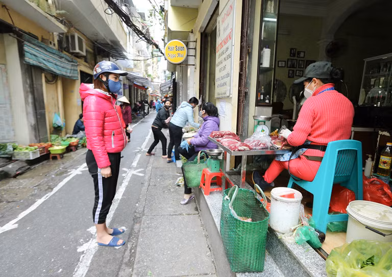 Mới đây, trong một diễn đàn lớn trên mạng xã hội, nhiều người thi nhau chia sẻ những bức hình được ghi lại tại một khu chợ dân sinh tại Hà Nội. Theo đó, chợ thực hiện kẻ vạch an toàn 2 mét để giữ an toàn cho tất cả mọi người trong mùa dịch COVID-19.