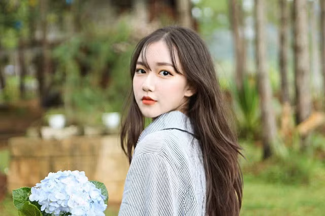 Bình thường, Thoại Nghi rất giản dị, chỉ mặc đồng phục đi học là chính. Thế nhưng khi đi chụp hình hay biểu diễn, cô nàng thường phải lựa chọn trang phục phù hợp, nổi bật cùng với việc trang điểm đậm cho ăn hình.