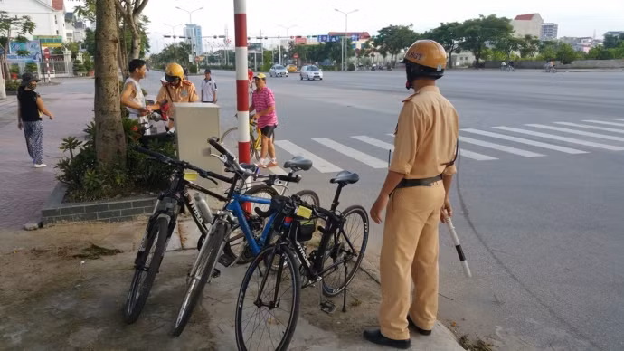 Di xe dap cung bi phat thoi nong do con: Ban xe duoc 200k nhung nop phat het 600k