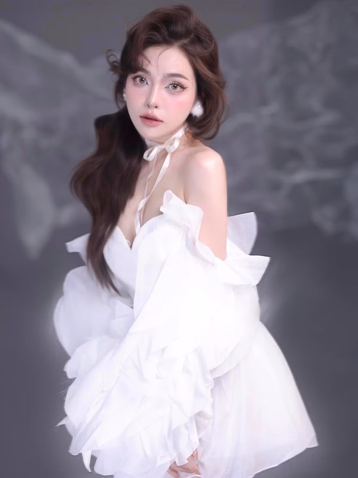 Nhờ chăm chỉ tập luyện, Thu Hằng có vóc dáng "đồng hồ cát" gợi cảm, quyến rũ.