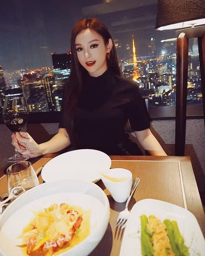 Những chuyến du lịch từ Á sang Âu của Huyền Baby khiến nhiều người ao ước bởi tần suất dày đặc và các dịch vụ xa hoa đi kèm.