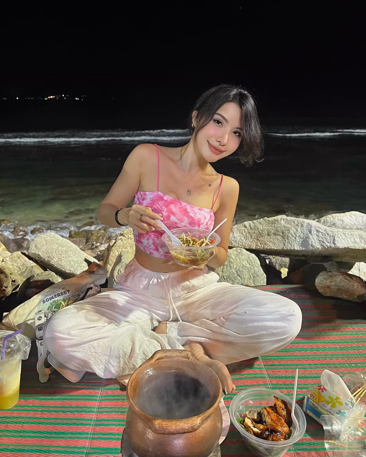 Người đẹp sinh năm 1990 được khen quyến rũ, mặn mà và sắc sảo hơn sau khi lên chức mẹ.