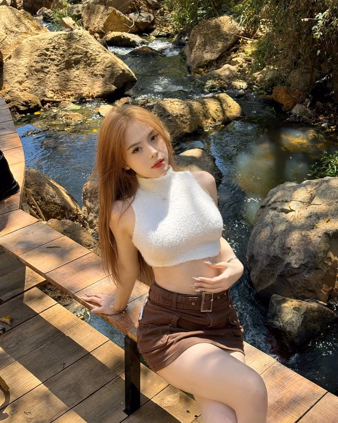 Cô gái có khuôn mặt xinh đẹp cùng vóc dáng mảnh mai này sinh ra và lớn lên ở Đắk Lắk nhưng hiện đang sinh sống và làm việc tại Tp. Hồ Chí Minh.