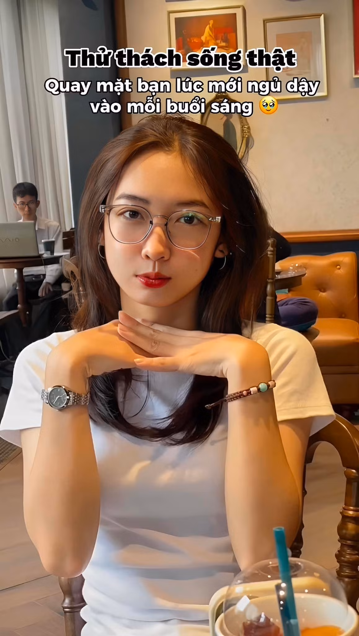 Việc để lộ mặt mộc và đặc biệt là những hình ảnh khi mới ngủ dậy là điều mà các chị em không muốn ai nhìn thấy. Tuy nhiên, vượt qua tất cả mới đây, nhiều bạn trẻ đã tự tin công khai những hình ảnh của mình trên mạng xã hội.