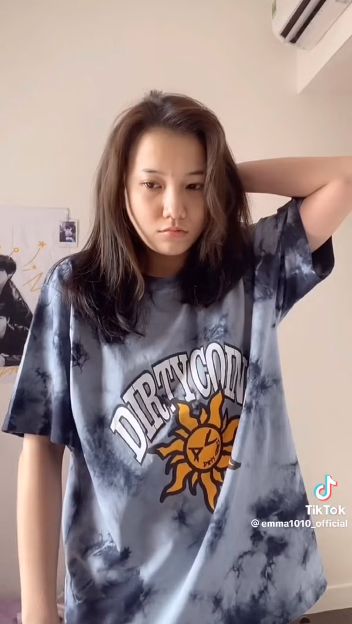 Đặc biệt, nữ ca sĩ nổi tiếng Emma Nhất Khanh đã làm mọi người bất ngờ một phen vì từ một cô gái xinh đẹp, tài năng trước công chúng lại dũng cảm thực hiện thử thách khoe mặt mộc lúc mới ngủ dậy này.