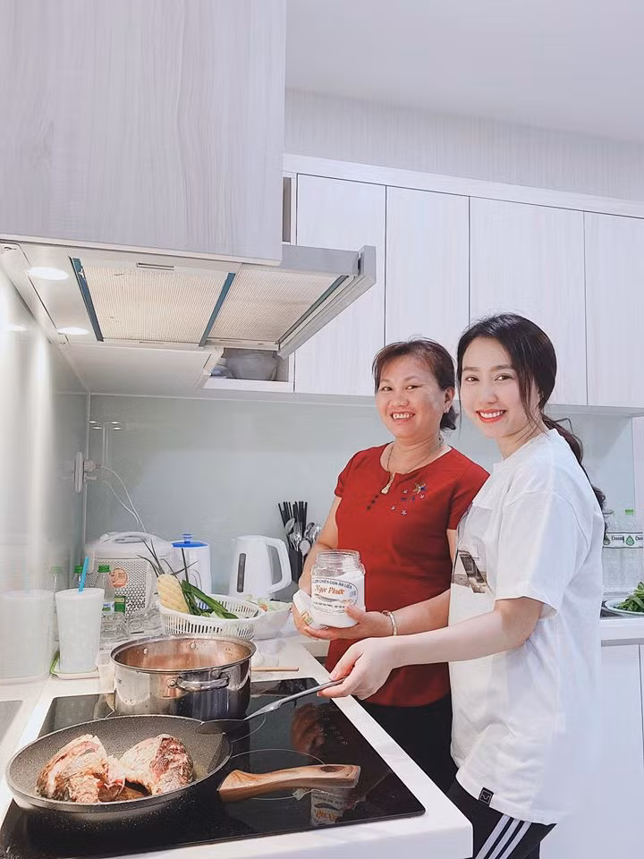 Cô nàng chỉ cập nhật hình ảnh cuộc sống hàng ngày, tương tác qua lại với bạn bè mà không có lấy một hành động đáng ngờ nào.