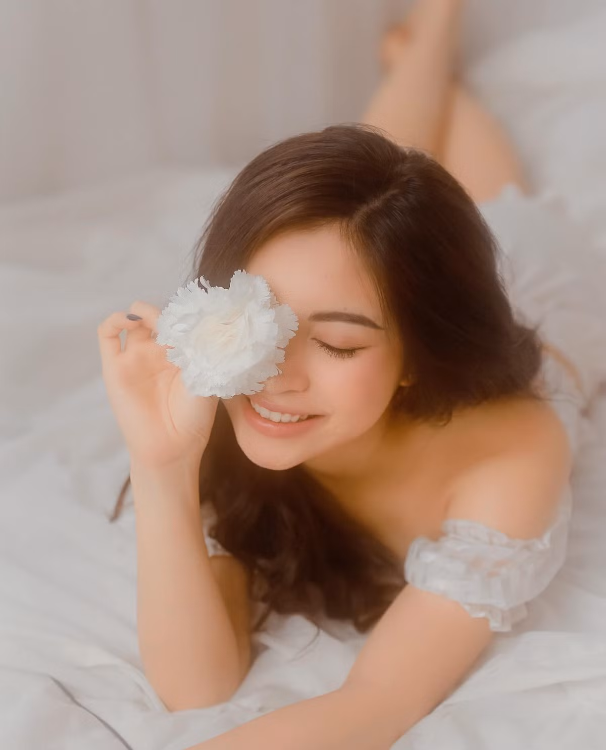 Là bạn gái cũ của cầu thủ Quang Hải, Nhật Lê dường như không mấy quan tâm đến những tin đồn hẹn hò của bạn trai cũ. Thay vì theo dõi tình cũ vui vẻ bên tình mới, nàng hot girl xứ Quảng lại chẳng mảy may và chỉ chăm chỉ đăng tải hình ảnh khoe vẻ đẹp lên trang cá nhân. Nguồn ảnh: FBNV