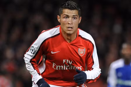 Năm 2002, Arsenal đứng trước cơ hội lớn để sở hữu Cris Ronaldo khi cầu thủ này đang còn thi đấu trong màu áo của Sporting Lisbon. Thậm chí tháng 11/2002, CR7 đã được HLV Wenger của Arsenal mới sang thăm quan sân tập Colney của CLB này và trò chuyện cùng BHL.