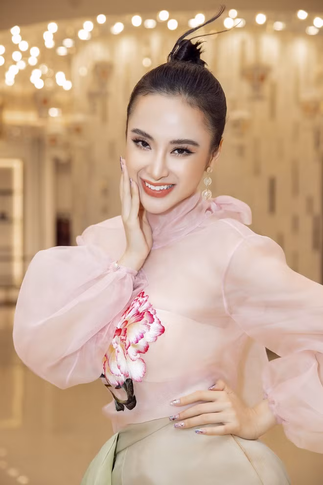 Từng có thời gian Angela Phương Trinh bị gắn mác "gái hư" với những phát ngôn sốc, công khai chuyện tình cảm với đại gia lớn tuổi... Cuộc sống phóng khoáng khiến nữ diễn viên nhiều lần vướng tin đồn "đi khách" cùng những lời đề nghị khiếm nhã.