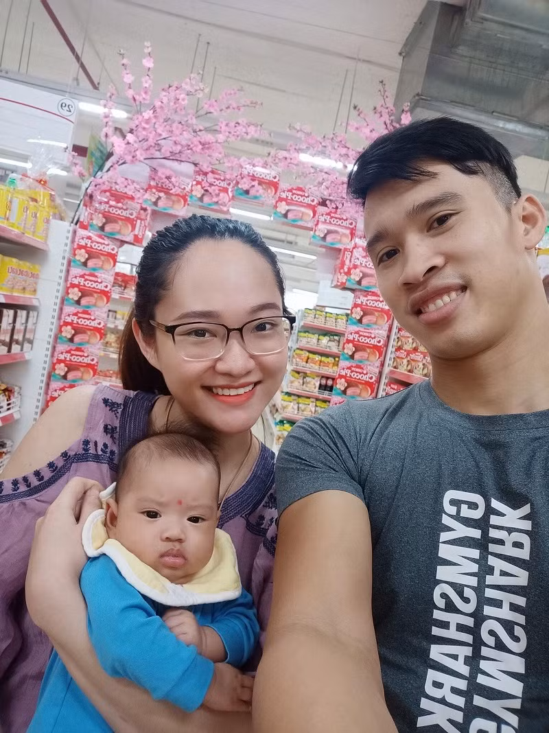 Tổ ấm hạnh phúc của cặp vợ chồng trẻ và cô con gái bé bỏng.