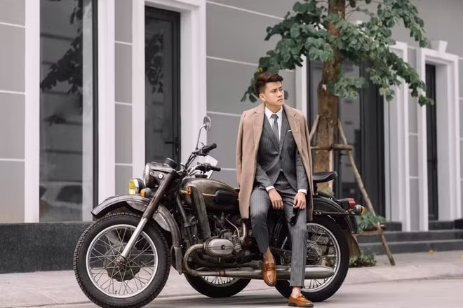 Lâm sở hữu vẻ ngoài điển trai với chiếc mũi cao vút, mắt to và nước da trắng như con gái. Body của mỹ nam trường Y cũng thuộc dạng cực phẩm khi sở hữu chiều cao 1m80 cùng body 6 múi.