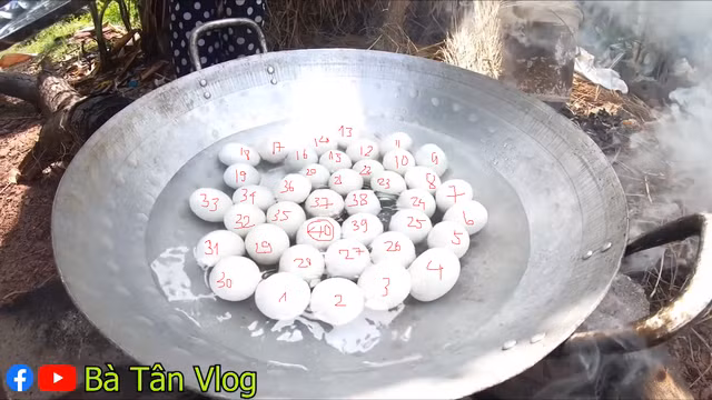 Nhiều bình luận cho rằng bà Tân nên tôn trọng người xem chứ không phải cứ có tiếng rồi thì thoải mái quảng cáo lộ liễu, nấu cái gì để trưng lên mạng cũng được.