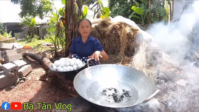 Sau khi những clip siêu to khổng lồ của bà được lan truyền rộng rãi trên mạng xã hội, việc kiếm tiền từ quảng cáo cũng vì thế mà dễ dàng hơn. Do đó rất nhiều người nhận xét bà Tân đang ngày một thiếu quan tâm đến những nội dung trong clip khiến chúng ngày một nhạt nhẽo. Hơn nữa quảng cáo bị lồng ghép quá lộ liễu gây khó chịu cho người xem.