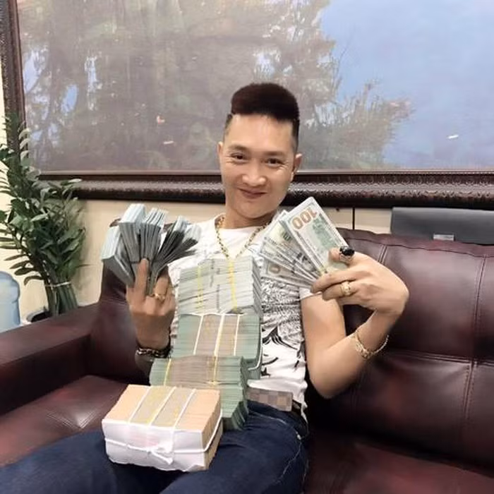 Huấn "Hoa Hồng" tên thật là Bùi Xuân Huấn, sinh năm 1984, quê ở Yên Bái. Gã giang hồ mạng này nổi lên nhờ những cuộc "võ mồm" trên MXH.