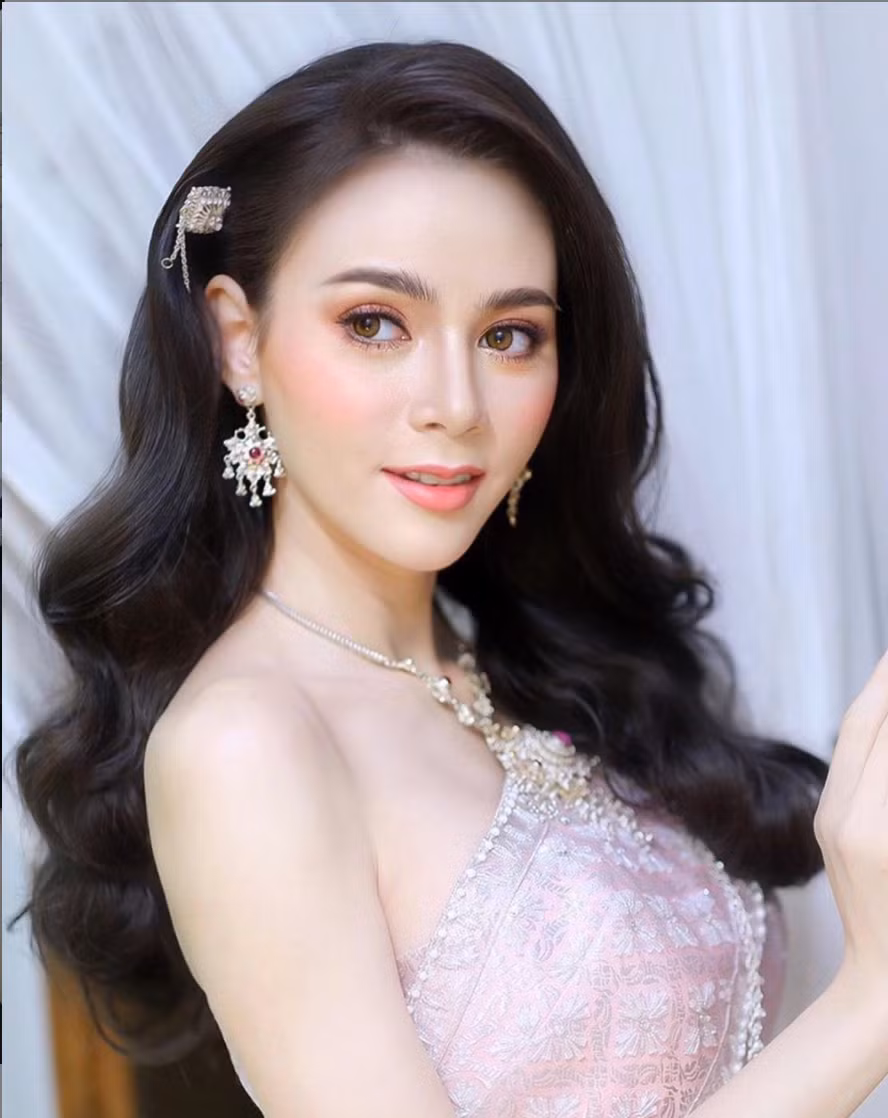 Cô nàng thường xuyên diện những bộ trang phục bó sát, khoe trọn đường cong cơ thể.