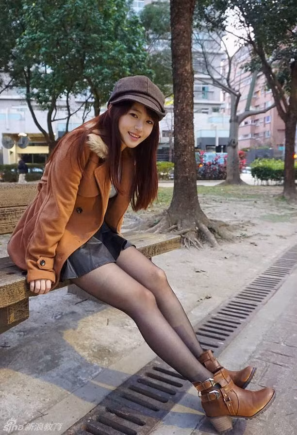 Một người bạn trên mạng của Tự Tự đã đăng tải lại và gọi cô nàng là "Nữ sinh xinh đẹp nhất Đài Loan". Bài đăng đã nhận được nhiều sự chú ý khiến cô bạn bỗng dưng nổi tiếng, được nhiều người biết đến.