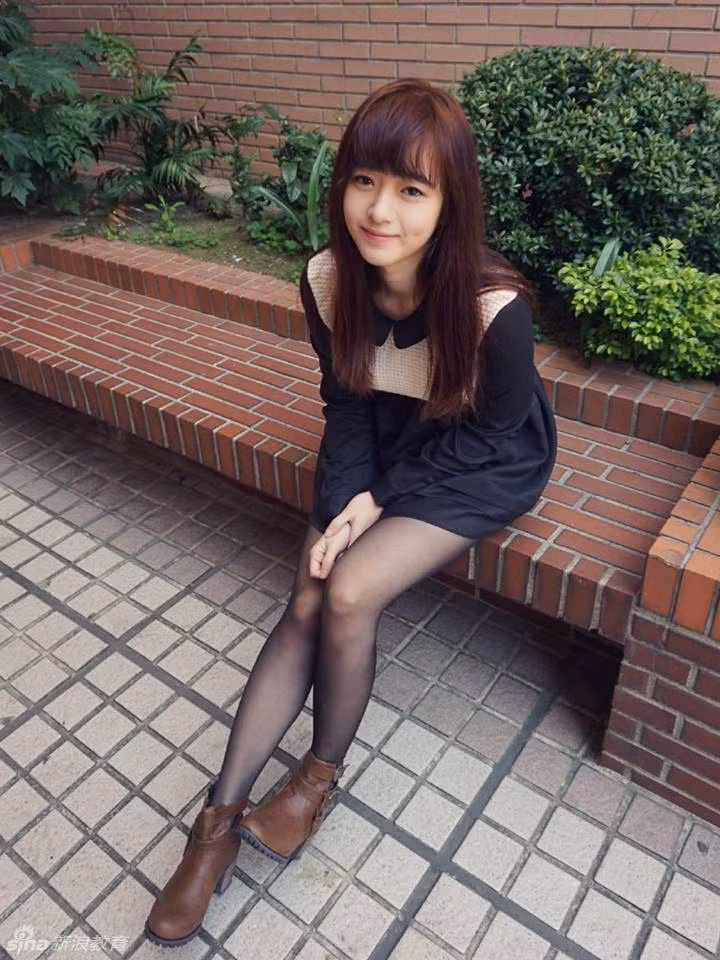 Khi những hình ảnh của cô nàng lan truyền, rất nhiều người đã so sánh vẻ đẹp của Vương Tự Tự với diễn viên trẻ Từ Kiều, con gái nuôi có vẻ đẹp ngây thơ, thánh thiện của Châu Tinh Trì.