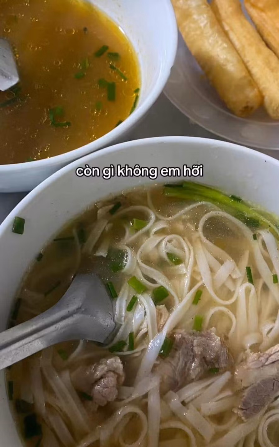 Theo chia sẻ dưới bài viết được đăng tải, cô gái mếu máo: "Có cố gắng nhưng mà không đáng kể, ăn hết tốc lực rồi nhưng không thể theo kịp. Hay là con trai ăn chả cần nhai nuốt gì nhỉ".
