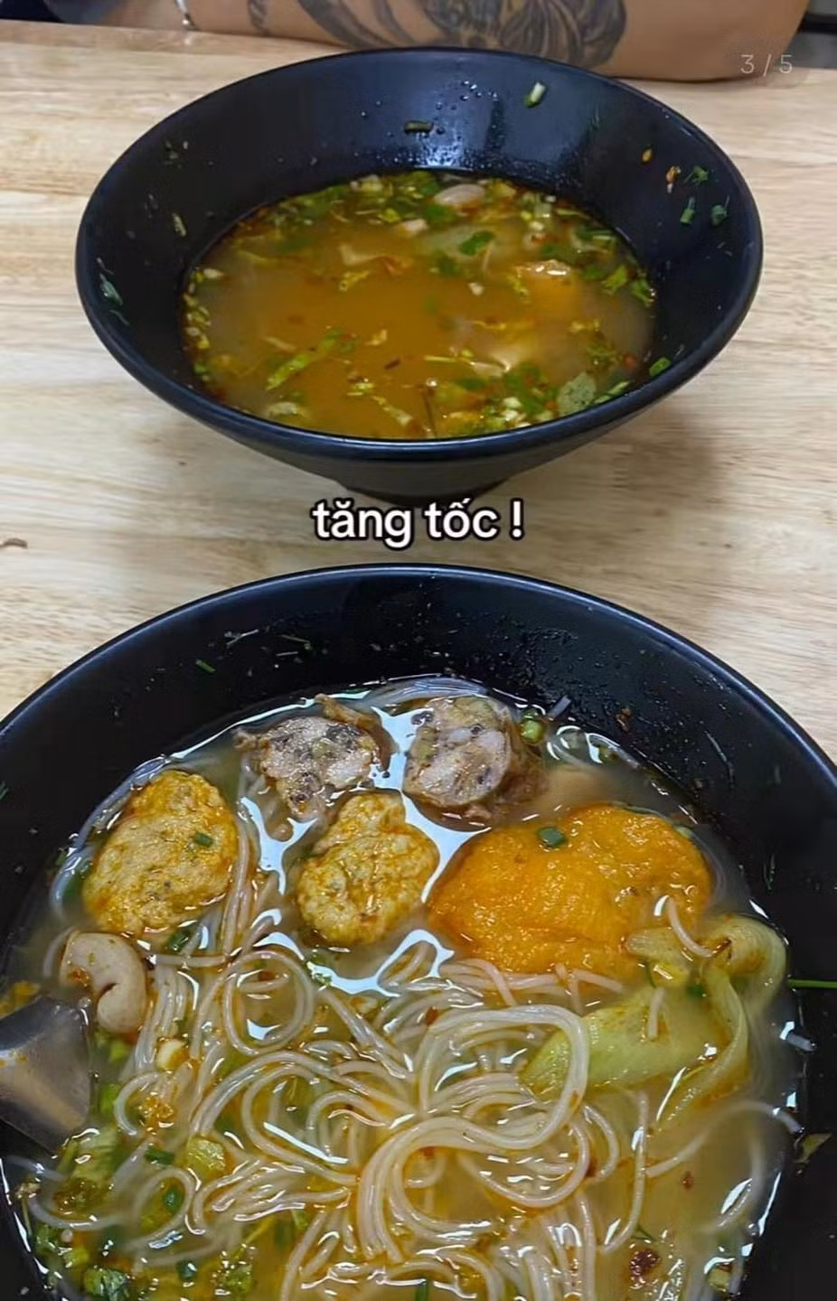 Cô gái chỉ mới vừa ăn được vài miếng thì bạn trai đã kết thúc xong bữa ăn rồi.