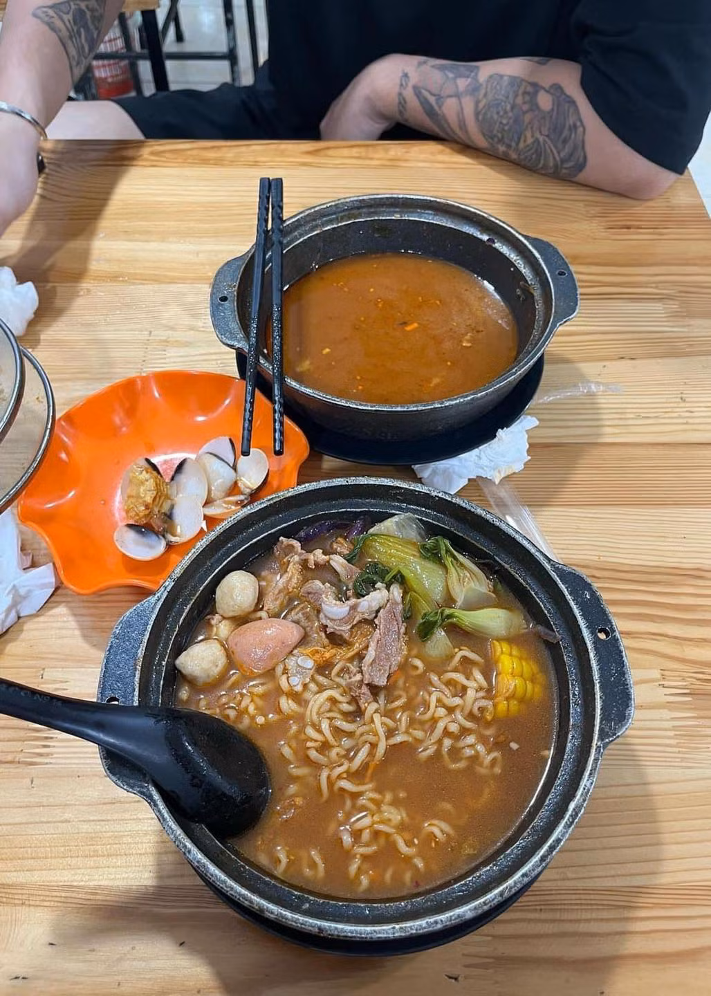 Cảnh 1 người ăn, một người chờ quá quen thuộc...