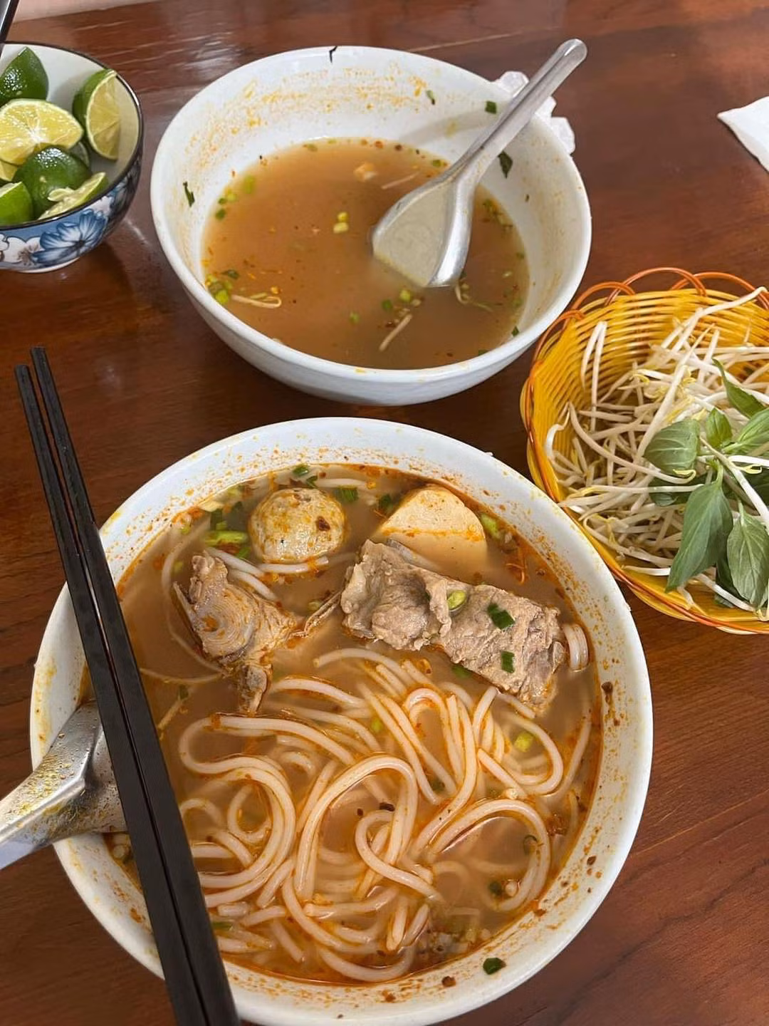 Một bát vẫn đầy bún, còn 1 bát đã hết nhẵn.