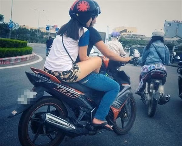 Những hình ảnh cặp đôi tham gia giao thông bằng xe máy, vừa đi vừa ôm ấp, gác chân lên nhau khiến ai nấy đều hoảng sợ vì thái độ coi thường tính mạng của giới trẻ hiện nay.