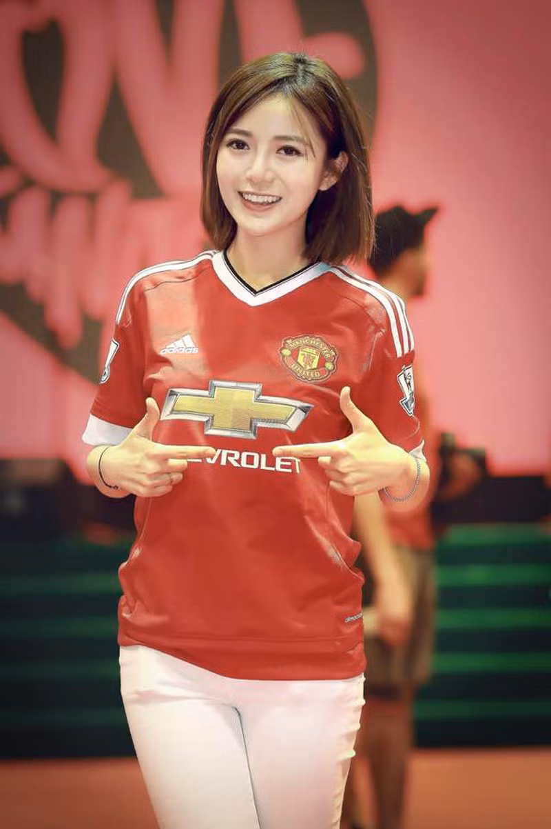 Tú Linh M.U ( SN 1991, Hà Nội) từng là cái tên cực hot trên các chương trình thể thao trên truyền hình. Sở hữu nhan sắc xinh đẹp hơn người và tình yêu mãnh liệt với đội bóng Manchester United, hot girl bóng đá được nhiều người hâm mộ yêu mến.