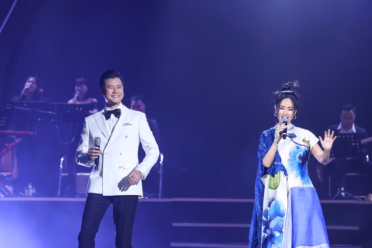 Tối 8/3, Hồng Nhung và Quang Dũng khiến khán giả mê đắm khi song ca hàng loạt ca khúc đình đám trong đêm nhạc 'Tình nhớ'