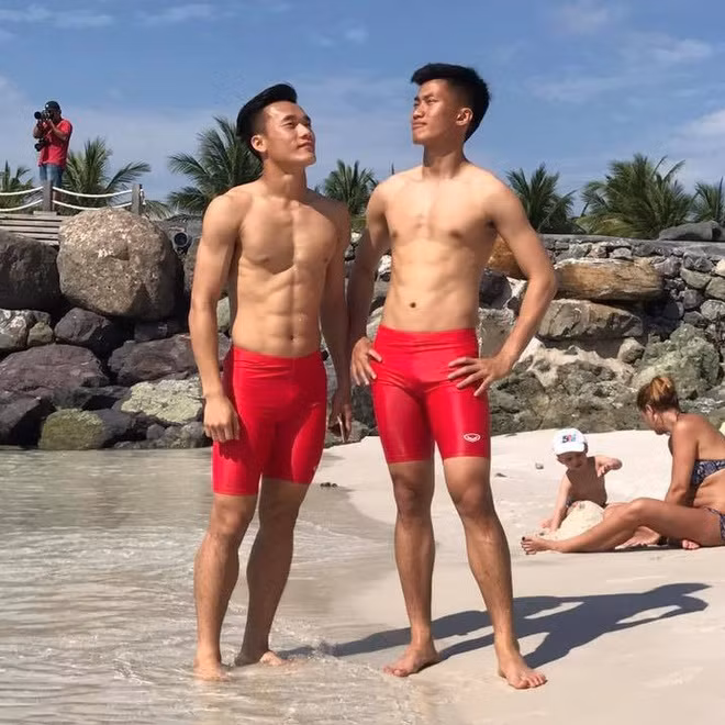 Kể từ khi tỏa sáng tại vòng chung kết U23 châu Á 2018, thủ môn Bùi Tiến Dũng luôn được người hâm mộ xếp vào nhóm cầu thủ có thân hình đẹp nhất nhì trong làng bóng. Cộng với gương mặt nam tính cùng chiều cao 1,81 m, Dũng “gôn” được mệnh danh là “thủ môn quốc dân” và được mời làm gương mặt đại diện cho nhiều nhãn hàng. Anh cũng chăm chỉ tập gym để giữ gìn vóc dáng.