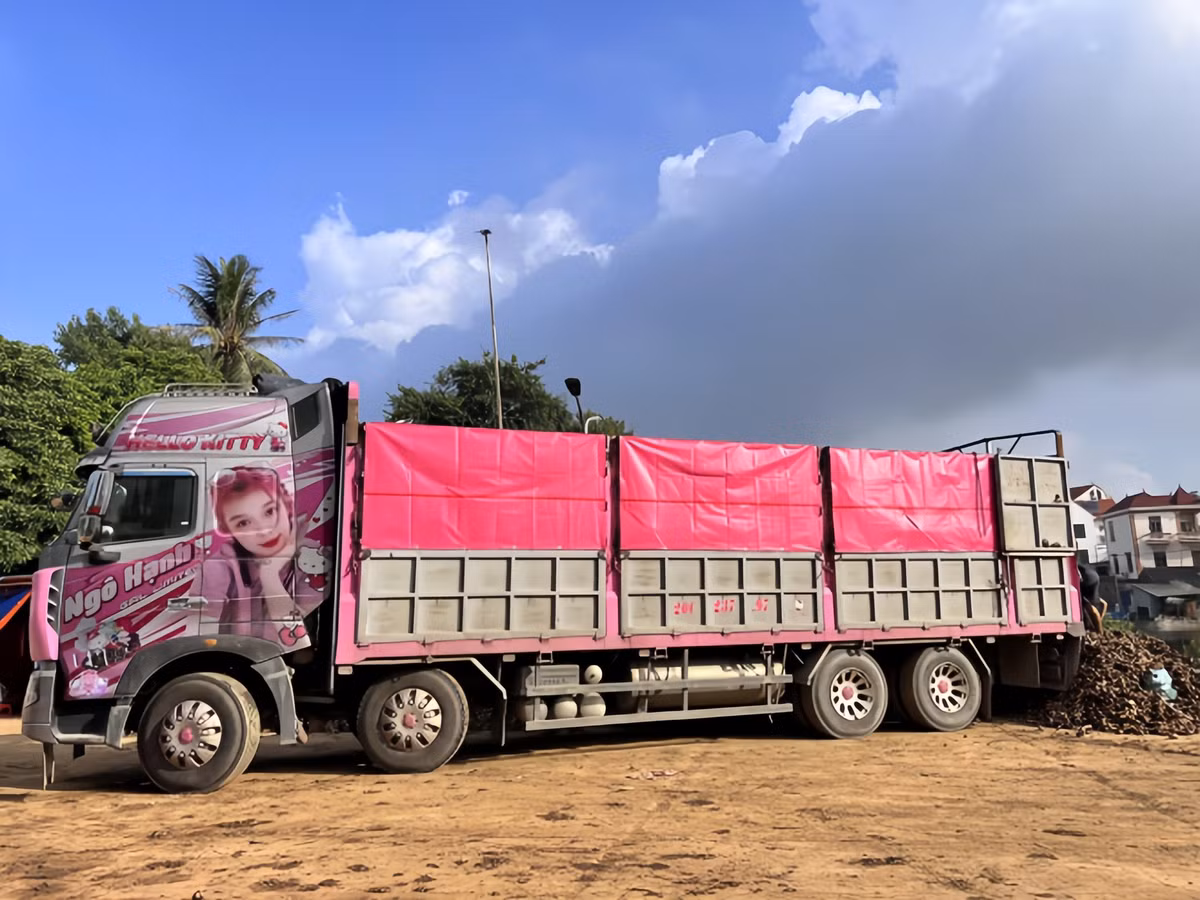 Không chỉ bên trong, nội thất đều được thay màu hồng mà bên ngoài, cô nàng cũng dán hình ảnh của mình với toen hồng lên đầu xe, phần bạt phủ cũng được Hạnh thay bằng màu hồng nữ tính. Cô nàng muốn tạo ra sự khác biệt của một nữ tài xế, giữ được nét nữ tính, “bánh bèo” dù làm công việc bị “cộp mác” chỉ dành cho phái mạnh.