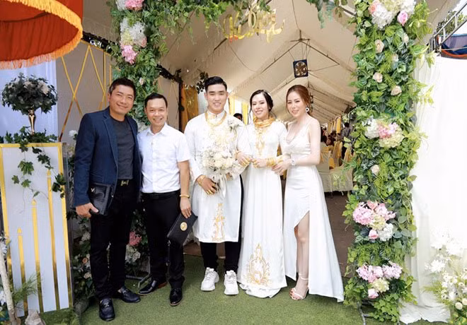 Trong cuộc sống, cô dâu và chị gái rất thân thiết nhau, thường xuyên tâm sự, chia sẻ vui buồn trong cuộc sống.