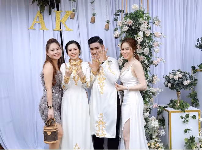 "Mình hạnh phúc tới mức rơm rớm nước mắt. Mình nhớ hôm ấy chị phải mất gần 40 phút mới trao hết được số hồi môn cho mình và ông xã" - Cô dâu cho hay. Vì số vàng quá nhiều nên 3 người phải "vật lộn" gần 40 phút mới đeo xong.