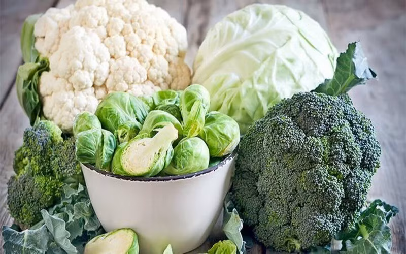 Các loại rau thuộc họ cải và rau xanh: Các loại rau họ cải và rau xanh như bông cải xanh, cải bắp, súp lơ, su hào, củ cải, rau bina... có nhiều carotenoid, vitamin C, vitamin E, protein, chất xơ và nhiều loại các khoáng chất khác giúp phòng chống ung thư, hỗ trợ sức khỏe tim mạch, bảo vệ gan, chống viêm, kháng vi-rút, thúc đẩy bài tiết độc t ố...