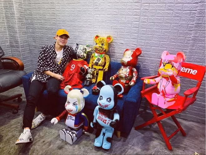Bộ sưu tập Bearbrick của nam cầu thủ lên đến con số hàng trăm triệu đồng với những phiên bản độc đáo như Iron Man, Harley Quinn,...