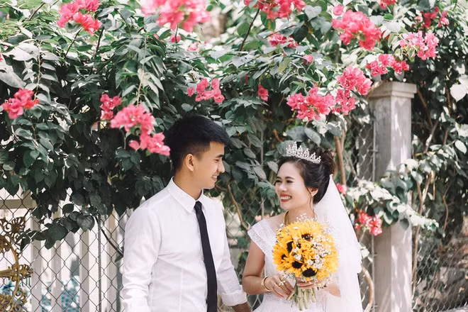 Ngày 1/4, nhiếp ảnh gia Vương Đình Khang (32 tuổi, An Giang) chia sẻ bộ ảnh cưới của đôi bạn trẻ tên Đen và Đang tại trang cá nhân. Đi kèm từng bức ảnh là dòng caption mô tả lại khung cảnh hay câu chuyện đằng sau đó. Cô dâu - chú rể đều không phải người nổi tiếng. Tuy nhiên, bộ ảnh cưới bất ngờ thu hút hơn 50.000 likes (thích) chỉ sau 2 ngày đăng tải.