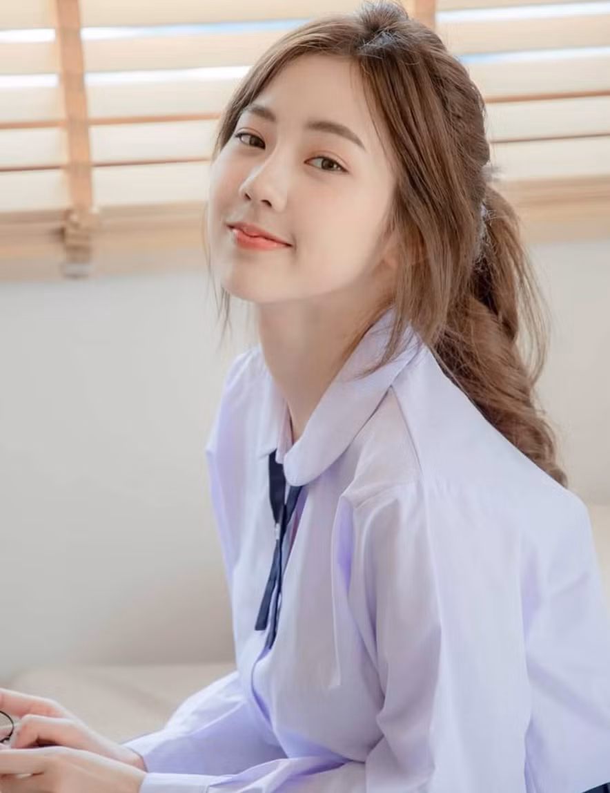 Nhờ ngoại hình thu hút của mình mà Nilawan được ví như cô gái thanh xuân mà bất kỳ chàng trai nào cũng đều muốn theo đuổi. Mặc dù đã qua tuổi học sinh nhưng mỗi lần diện đồng phục, mỹ nữ này khiến ai nấy đều xốn xang.