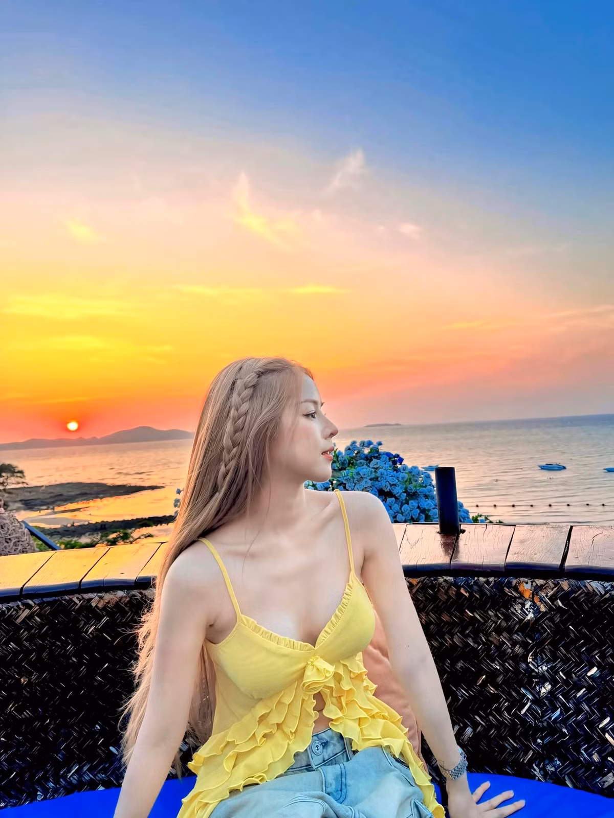 Những trang phục mà cô diện cũng dễ dàng trở thành xu hướng, được rất nhiều cô nàng tìm mua